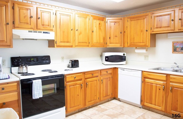Official Seasons RMC Condo 16G - 2 bedrooms + loft - sleeps 9 - Dog Fees