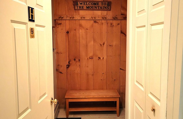 Official Seasons RMC Condo - 2 bedrooms + loft - sleeps 8 - Dog Fees