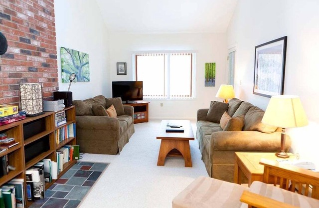 Official Seasons RMC Condo - 2 bedrooms + loft - sleeps 8 - Dog Fees