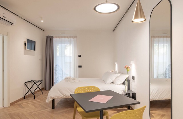 OGNISSANTI SUITES - SIBILLA SUITE, suite with a double-bed and private bathroom