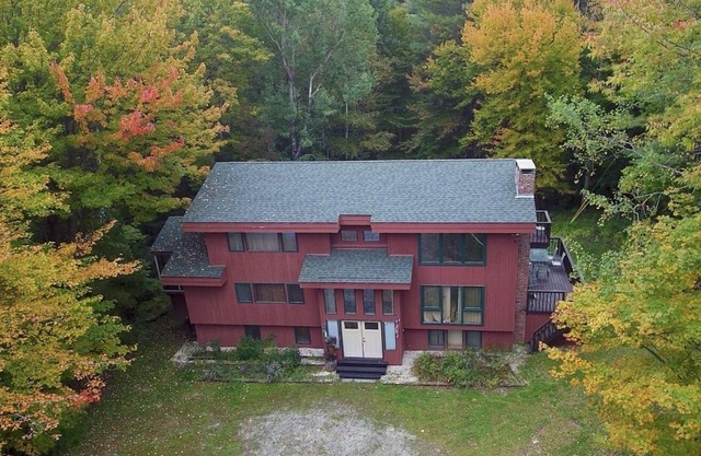 OKEMO VACATION HOUSE, HOT TUB, CENTRAL AIR 6 Bdrm (2 K, 3 Q, 1 bunk), sleeps 14