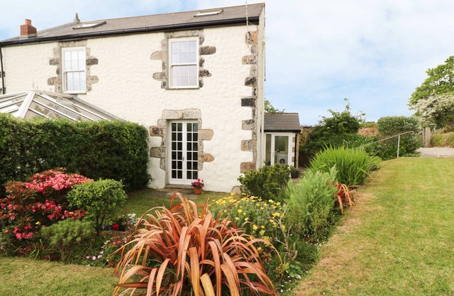 OLD CHAPEL COTTAGE, pet friendly, with a garden in Praa Sands