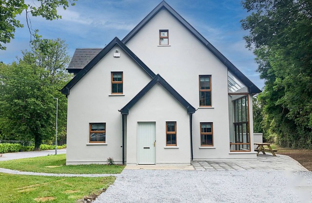 Old Court Holiday Home (4 Bed - Sleeps 8)