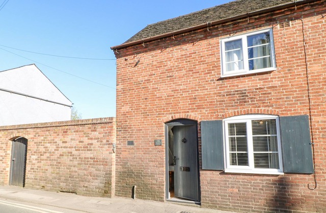 OLD END COTTAGE, romantic, with a garden in Ashbourne