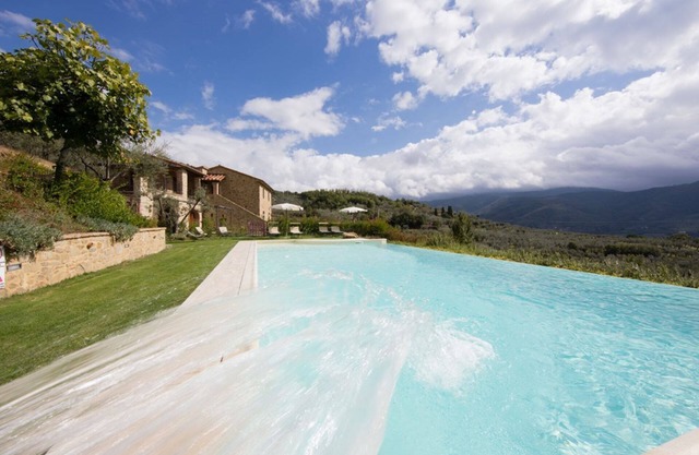 old farmhouse with swimming pool and a beautiful view over the Val di Chiana
