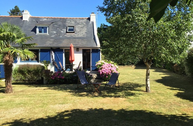 Old Fisherman's cottage with beautiful garden 150 m from the beaches of Concarneau