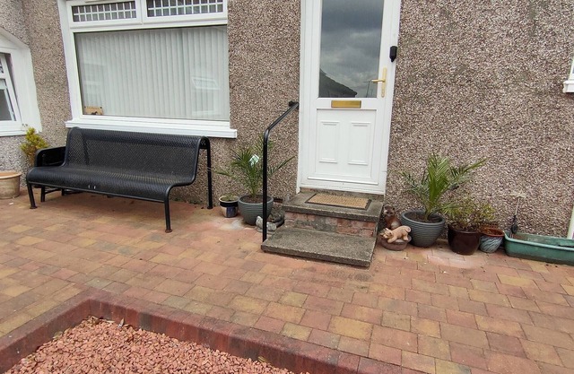 OLD SMIDDY APARTMENT, BALLOCH, LOCH LOMOND SLEEPS 3 IN FAMILY ROOM