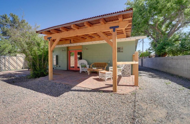 Old Town Cottonwood Cottage with Yard, Pets Welcome