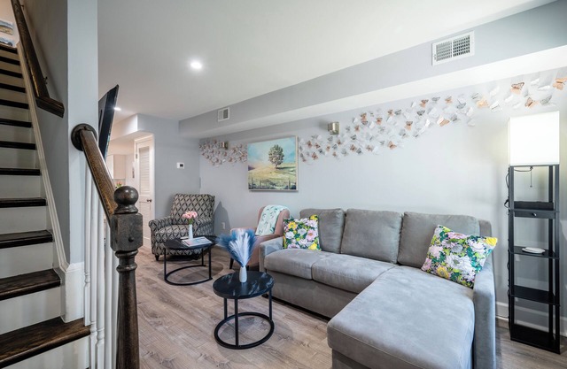 Old Town Off Street Parking 98% Walk Score Fenced Yard Townhome