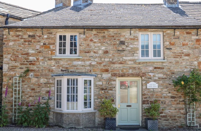 OLD WOOL SHOP, pet friendly, character holiday cottage in Redmire