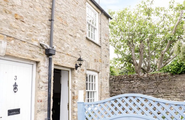 OLIVE COTTAGE, romantic, character holiday cottage in Richmond