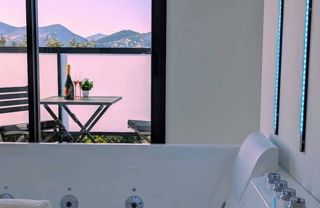 Olive Grove Retreat Villa Romantic balneotherapy