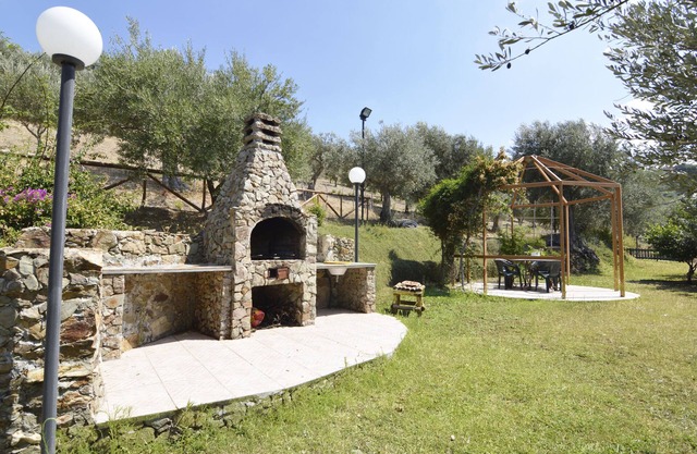OLIVE TREE CHALET: wi-fi garden bbq veranda amazing sea and hills view