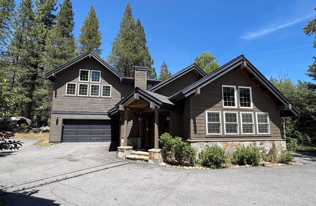 Olympic Luxe, Hot Tub, 3Bedroom and Loft plus 3Full Baths, Just Minutes From Palisades Tahoe