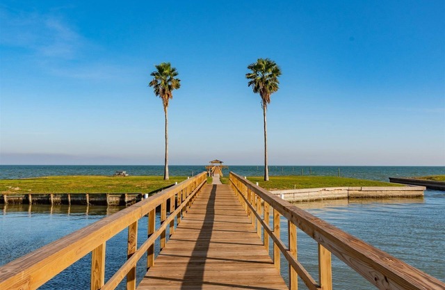 Oma's Place | Lighted Pier and Pool Access!