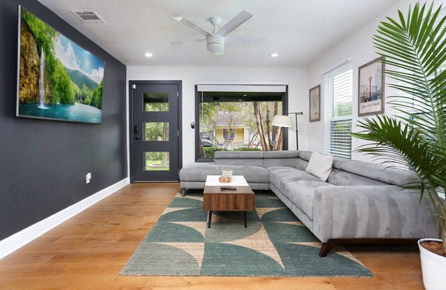 OMG! Private Pool and Hot Tub Paradise! * 4/3 Beautiful Entire House * The Pearl & Downtown Attract