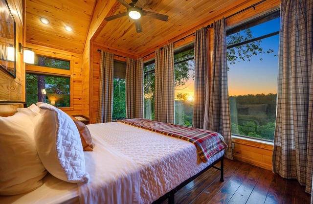 OMG Views 5min>Hochatown Hot Tub Firepit Deck King Bed Tile Shower