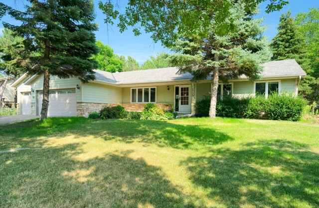 On Colby Lake, trail access around lake, shops, Woodbury nearby, serene home