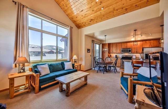 On Hideaway Park! Hot tub, Pool, Fitness room, free parking & free ski shuttle