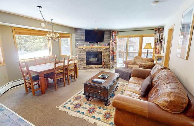 On River Trail! Walk to Dining, Shops, Events. End Unit, Deck. 2 Hot Tubs