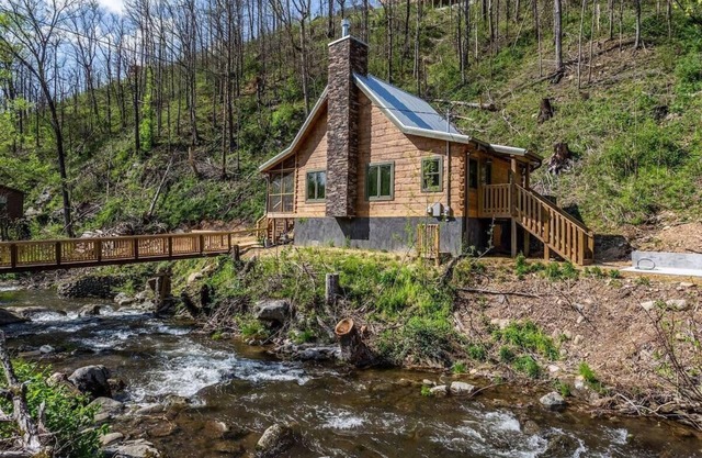 On Roaring Fork Stream/.9 Miles to DwTn Gatlinburg