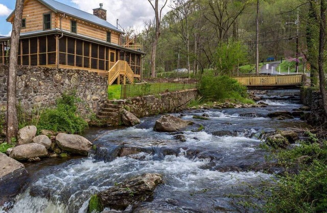 On Roaring Fork Stream/1 Mile To DwTn Gatlinburg