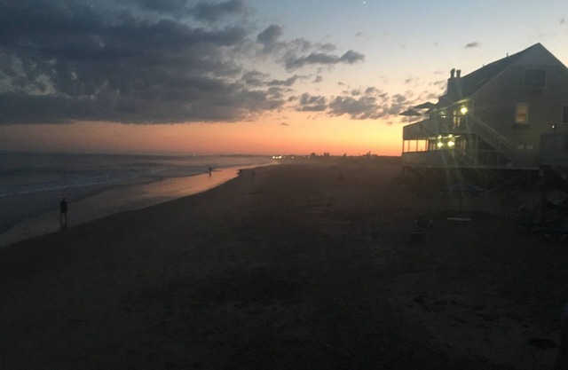 ON THE BEACH 2 bed 1 bath 350 feet of private beach on Misquamicut Beach