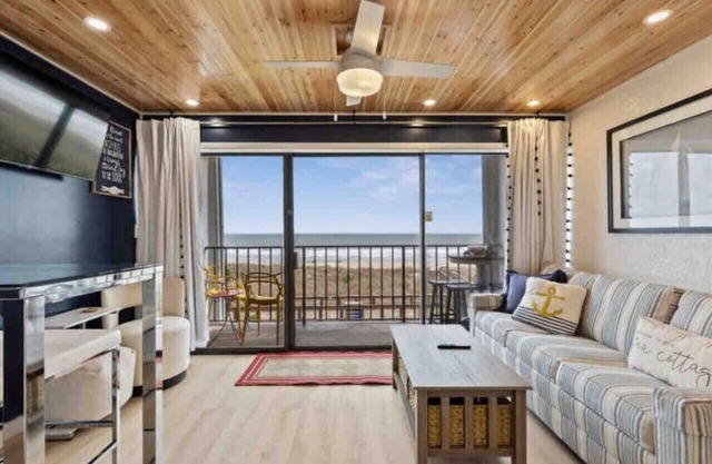 ON THE BEACH! Nautical OCEANSIDE OASIS, Sleeps 4