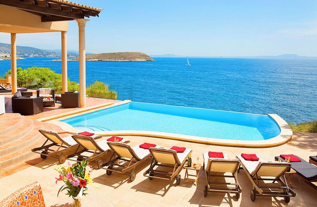 On the sea front with a pool and jacuzzi — Casa Juan Carlos