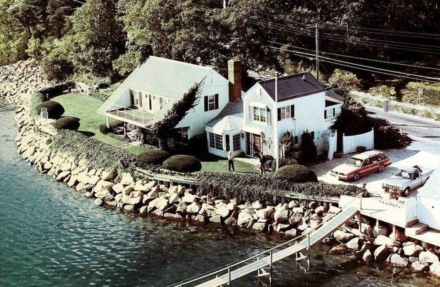 ON THE WATER Topside Main House on Pleasant Bay. Sleeps 8, 3.5 baths.