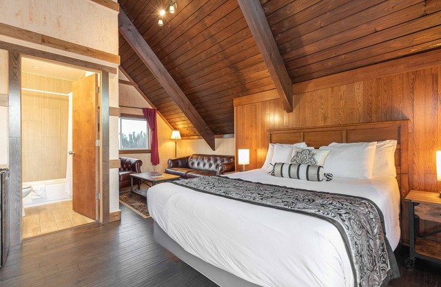 Once Upon a Tide - Queen Studio Room at Wanderlust Inn, Pet Friendly
