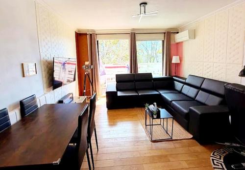 One air-conditioned room with bathtub, In shared accommodation for young women aged 25 to 39, In an apartment suite, Résidential parking, Wifi, Big Tv, Large corner sofa, Equipped kitchen, Washer, Bathroom, Two separate wall-hung toilets, Secure residence