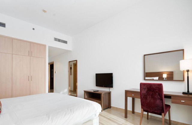 One Bedroom Al Muraqqabat 605