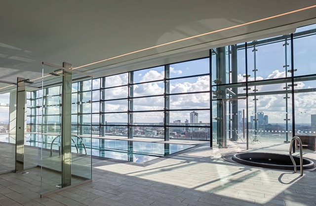 One Bedroom Apartment in Central Manchester with Pool