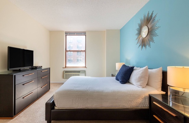 One Bedroom in Waterfront Building with NYC Views
