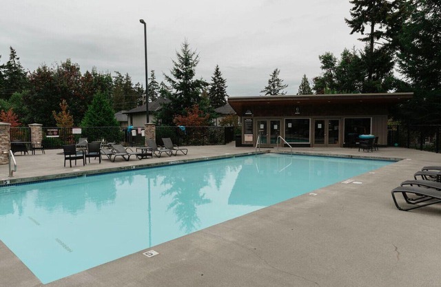One Bedroom with Hot Tub & Beach Access Unit B