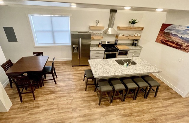 One block to Moab shops and restaurants closest condos to downtown