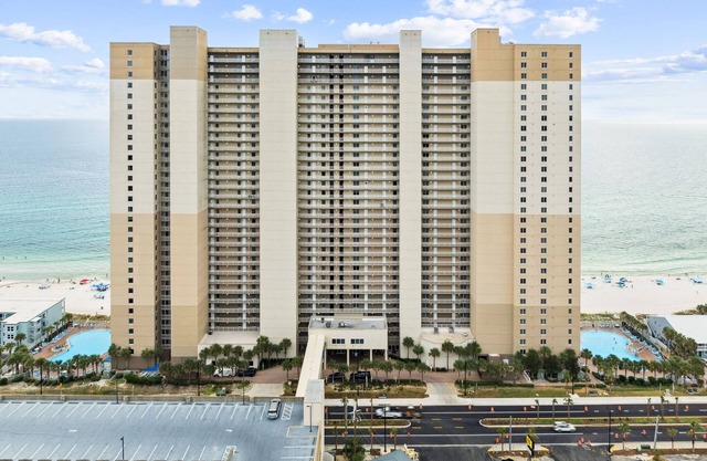 One King master and LR on beach, 2 Baths, Near Pier Park, Free Beach Chairs