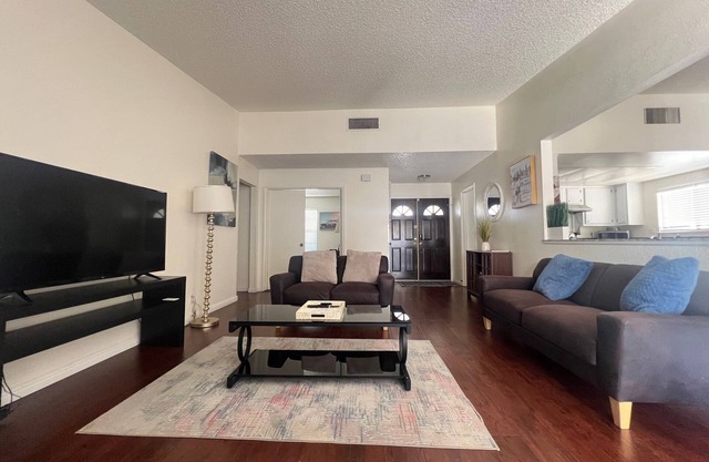 One story 3 bedroom home-10 minutes to strip