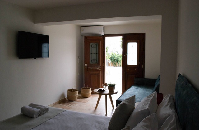 Oniropetra Luxury Suites