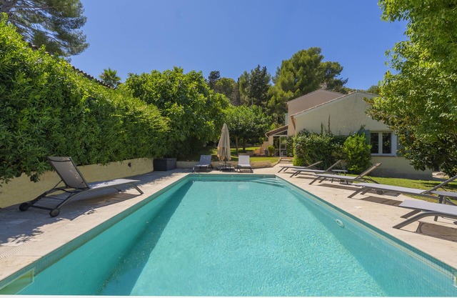 Only 250m from the sea, villa with air-conditioning and private, heated pool