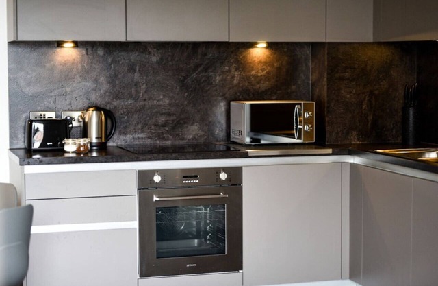 OnPoint Apartments -Spacious 2 Bedroom Apt Parking and Balcony