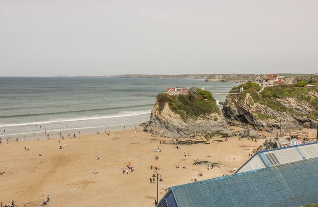 ONSHORE 7, pet friendly, luxury holiday cottage in Newquay