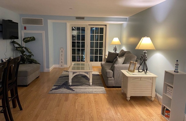 OOB Condo. Steps from the beach, food and fun