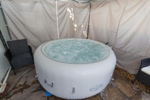 Open Mind Property - 26 Guests, Hot Tub & Parking
