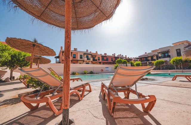 Oportunidad Villa Adosada de Estilo Mejicano con Piscina! A100 m de la Playa!