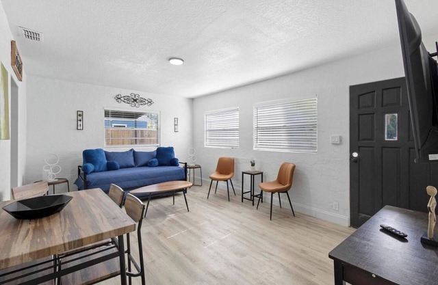 Orlando 2BR Escape | Patio + Comfort for 6 Guests