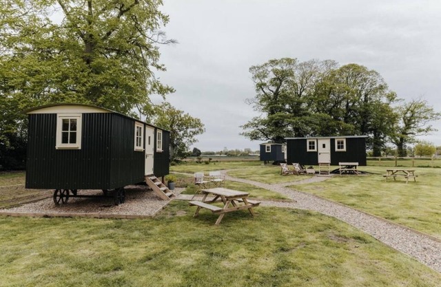Ormesby Manor - Shepherd's hut Beekeeper