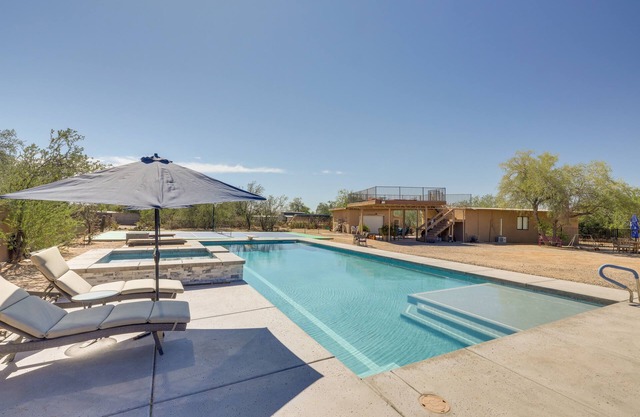 Oro Valley Retreat w/Pool, Spa & Rooftop Views!