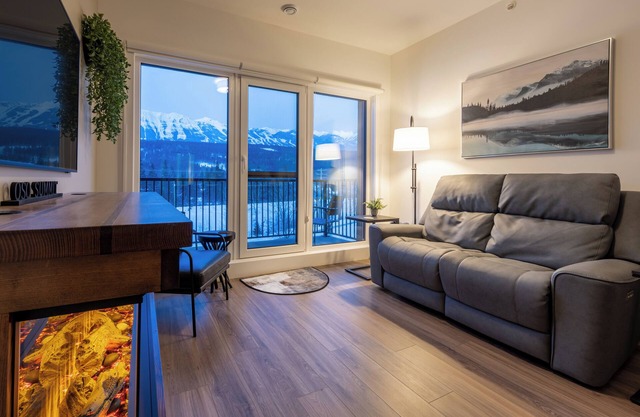 OSO Summit - Downtown Riverfront Condo with Mountain Views